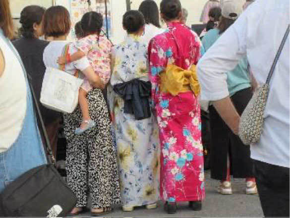 浴衣姿や法被姿などお祭り気分を盛り上げてくれます。